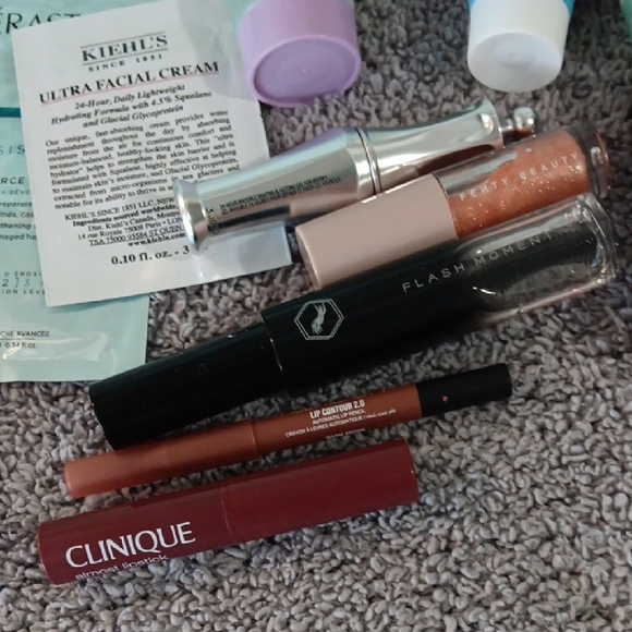 Clinique Green & White Striped Tote with Cosmetic Bag Filled With New Makeup! - Picture 2 of 8